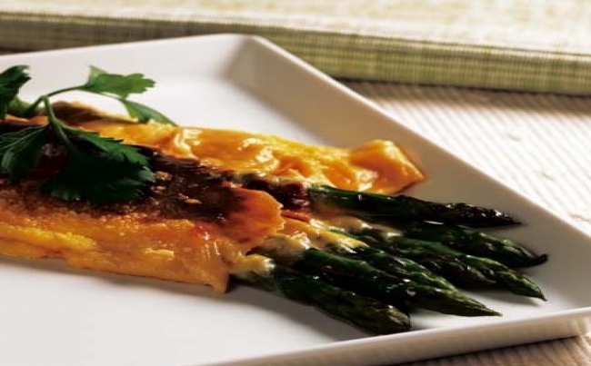 Espárragos gratinados en salsa mornay